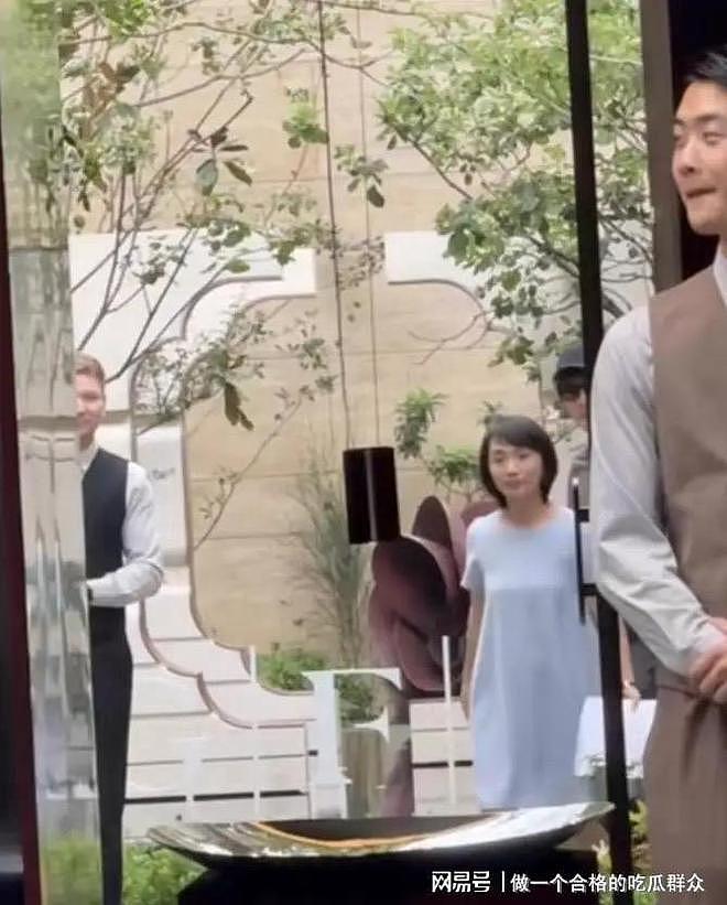 胡歌上海买房被偶遇，头顶秃了一大片，妻子黄曦宁陪同，长相普通（组图） - 2
