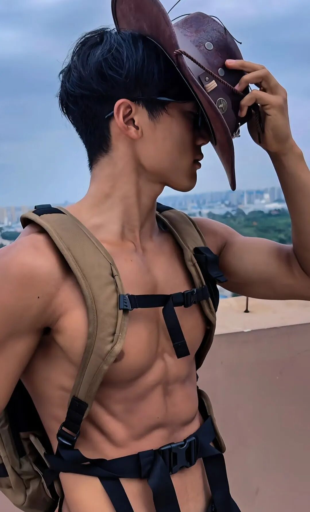 【帅哥】山东185黑皮反差肌肉猛男，可狼可奶，壮硕肌肉性感十足（组图） - 7