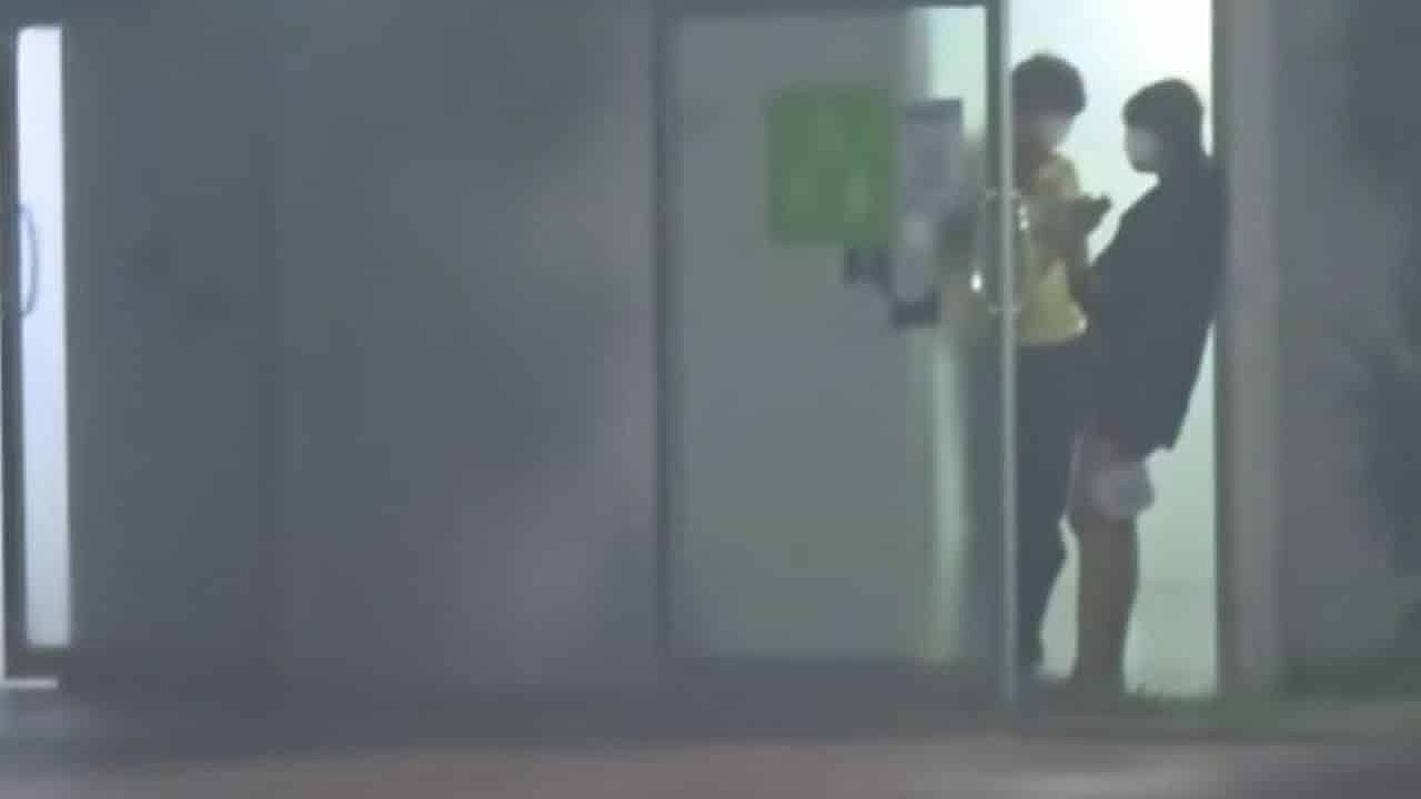 公厕活春宫！泰男女肉体交叠穿透毛玻璃，激战全程被看光（组图） - 4