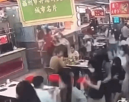 超恐怖!TXT秀彬抵无锡机场,粉丝狂奔如“丧尸进城”画面曝光(视频/组图) - 7