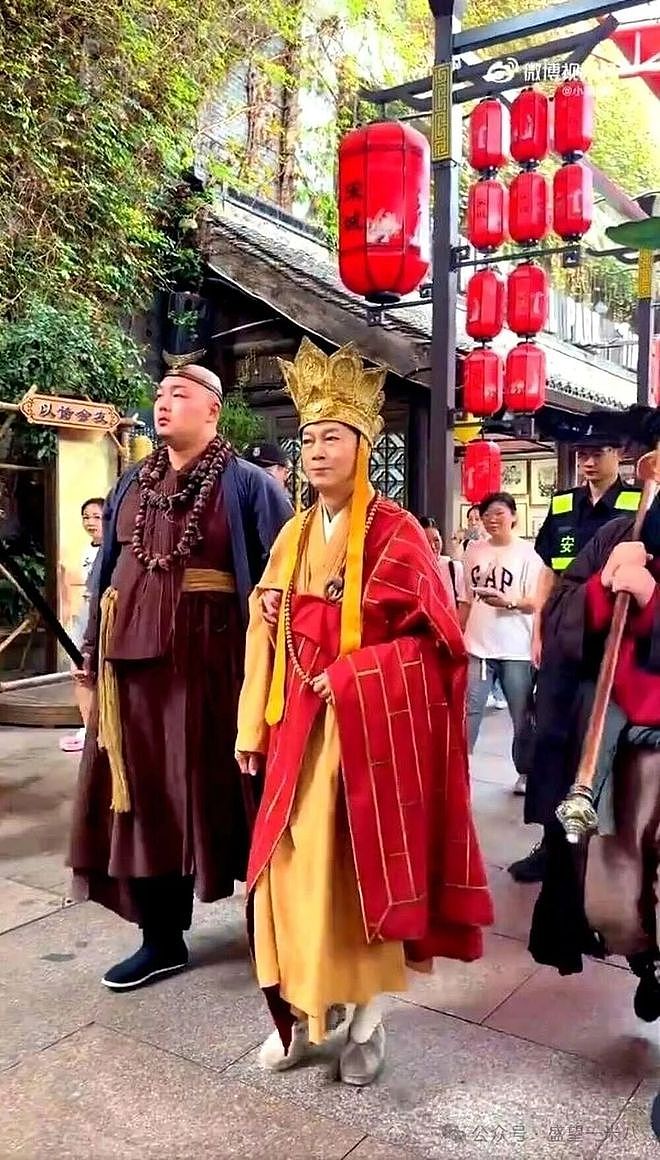 多地景区现香港老牌明星“再就业”：“鸠摩智”玩快闪，江华黎耀祥再扮经典角色（组图） - 1