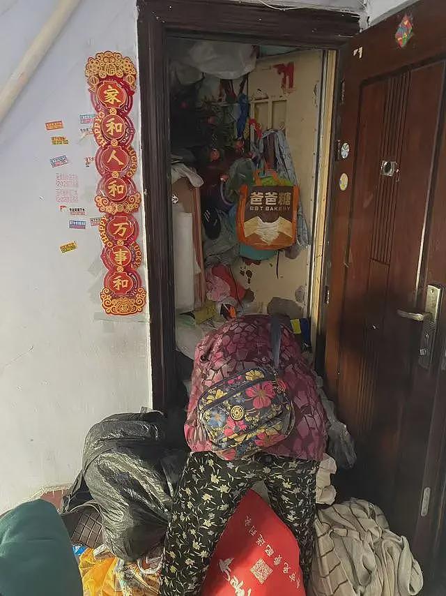 七旬老太房间囤满物,进出得爬进爬出:女婿花几千元雇人清理,从早到晚清运12车(组图) - 3