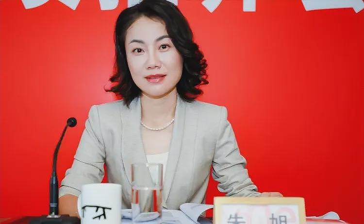 年薪849万,年终奖1000万,中国“最贵董秘”朱旭,49岁依然单身(组图) - 1