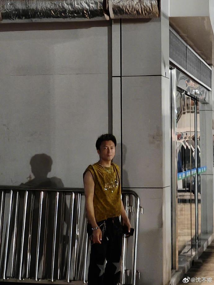 男子撞脸谢霆锋被围拍,当事人回应:肯定有点模仿,但没有太过(组图) - 4