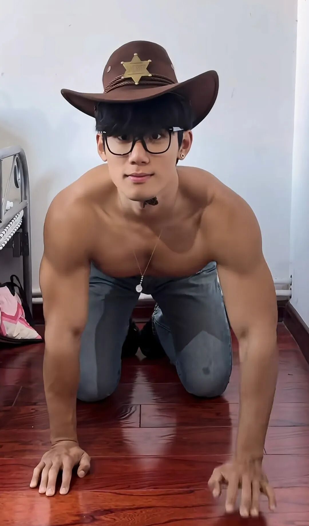 【帅哥】山东185黑皮反差肌肉猛男，可狼可奶，壮硕肌肉性感十足（组图） - 9