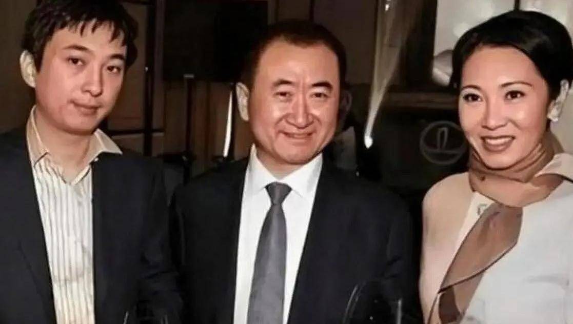 女网红曝王思聪前女友王颖：和他谈1个月得到北京内环二套房，价值3000万（组图） - 1