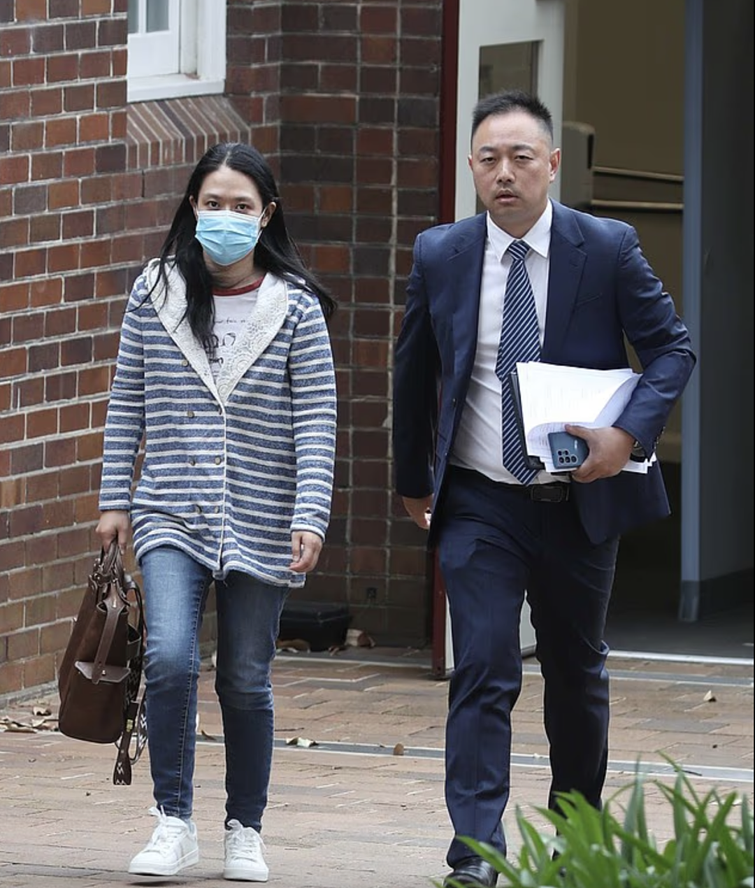 悉尼华人女子街头泼“腐蚀液”袭击陌生人，随机作案，毫无理由...（组图） - 2