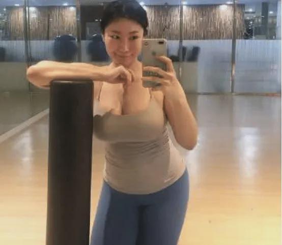 【美女】42岁阿姨撩走25岁肌肉男，闪婚生下双胞胎！健身房爱情也太高燃了（组图） - 6