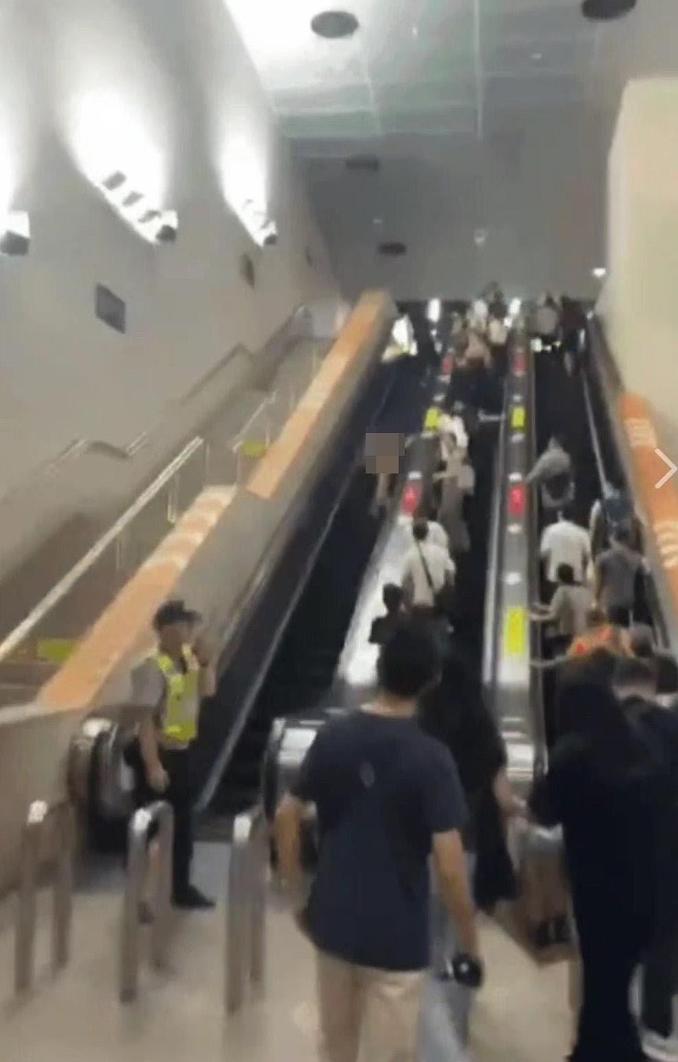 澳门海关惊现“裸女大暴走”！众目睽睽之下全裸狂奔，网民：底裤都输没了？（视频/组图） - 5