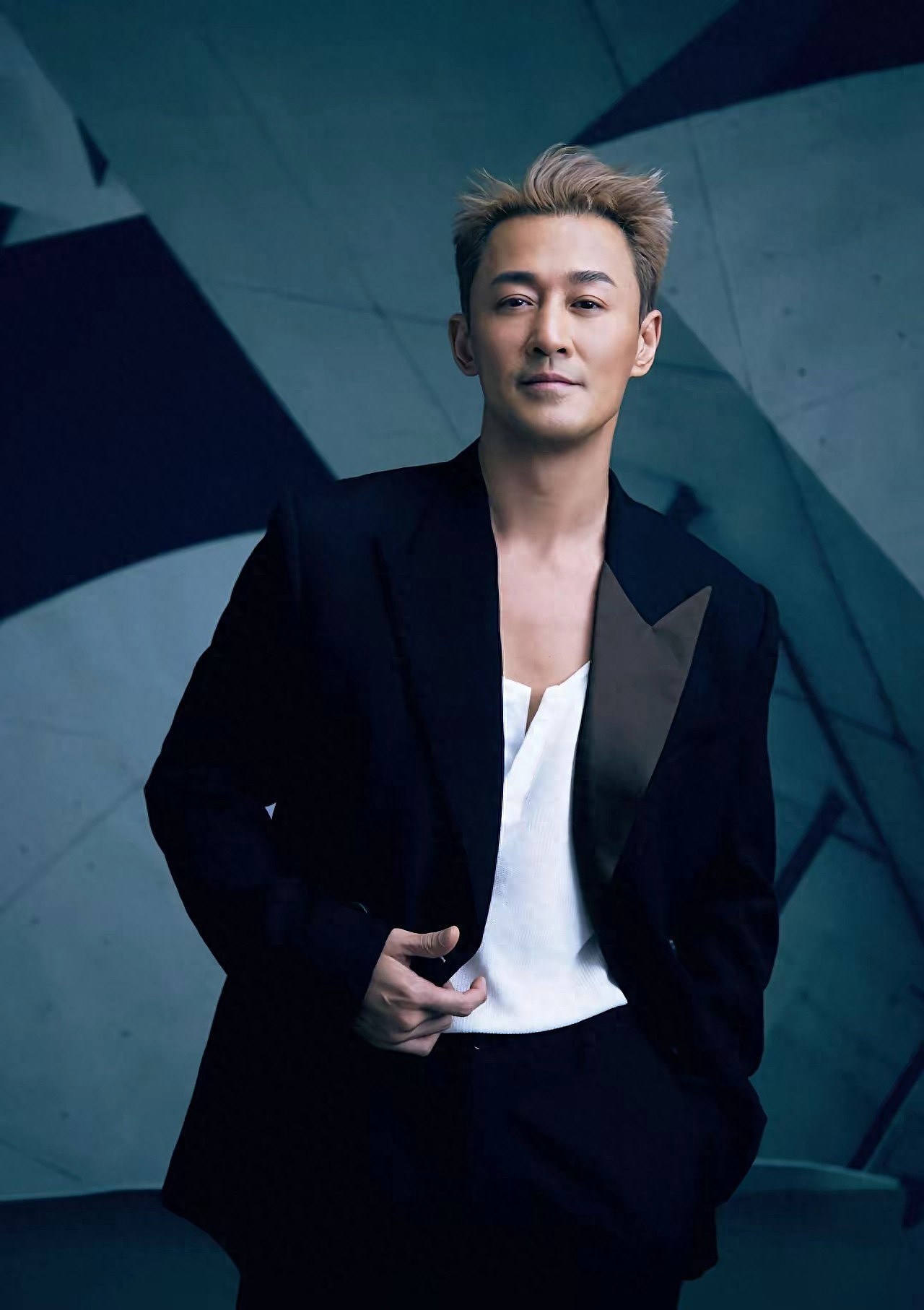 香港知名男星火到日本，连开两场演唱会，场馆人数超过郑伊健（组图） - 1
