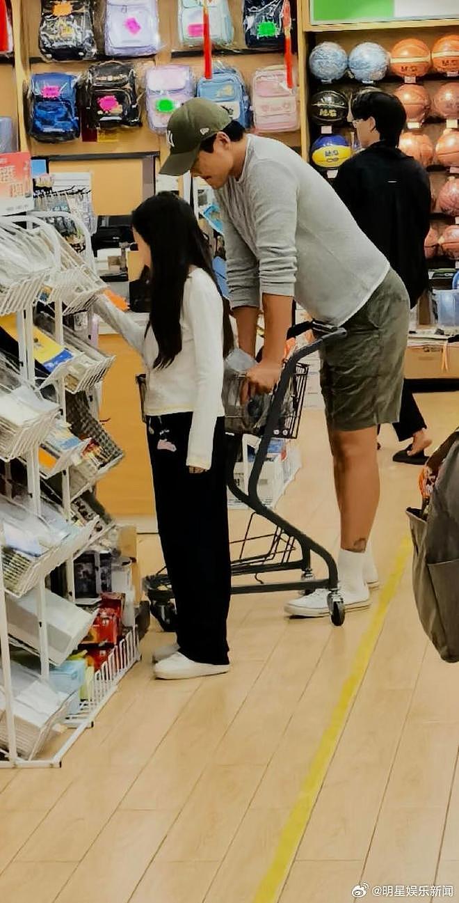 高云翔陪小酒窝逛文具店，网友：不是好丈夫，但是好爸爸（组图） - 3