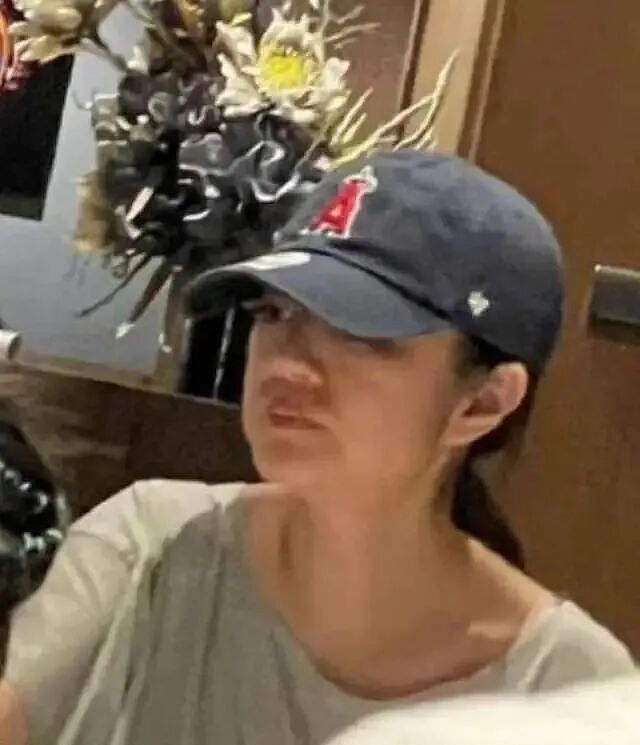 44岁安以轩素颜照片曝光，生图老到不敢认，独自带娃的她很憔悴（组图） - 3