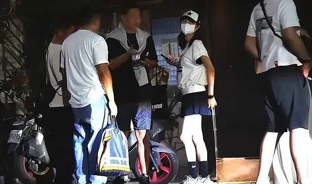 44岁安以轩素颜照片曝光，生图老到不敢认，独自带娃的她很憔悴（组图） - 2