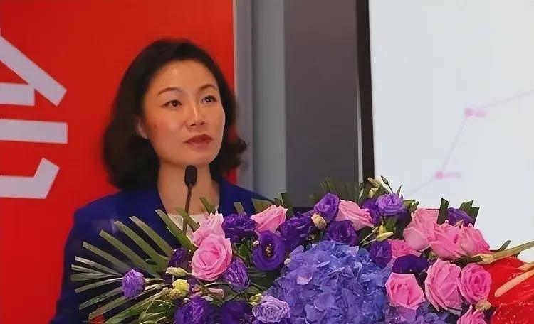年薪849万,年终奖1000万,中国“最贵董秘”朱旭,49岁依然单身(组图) - 10