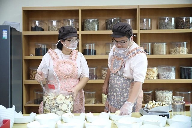 注定姻缘!东莞95后夫妻激似双胞胎引发热议,网友:谁是老公谁老婆分不清楚(视频/组图) - 2