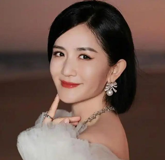 谢娜中秋晚会主持仅1天引争议，网友评论两极化，为何她饱受争议（组图） - 4
