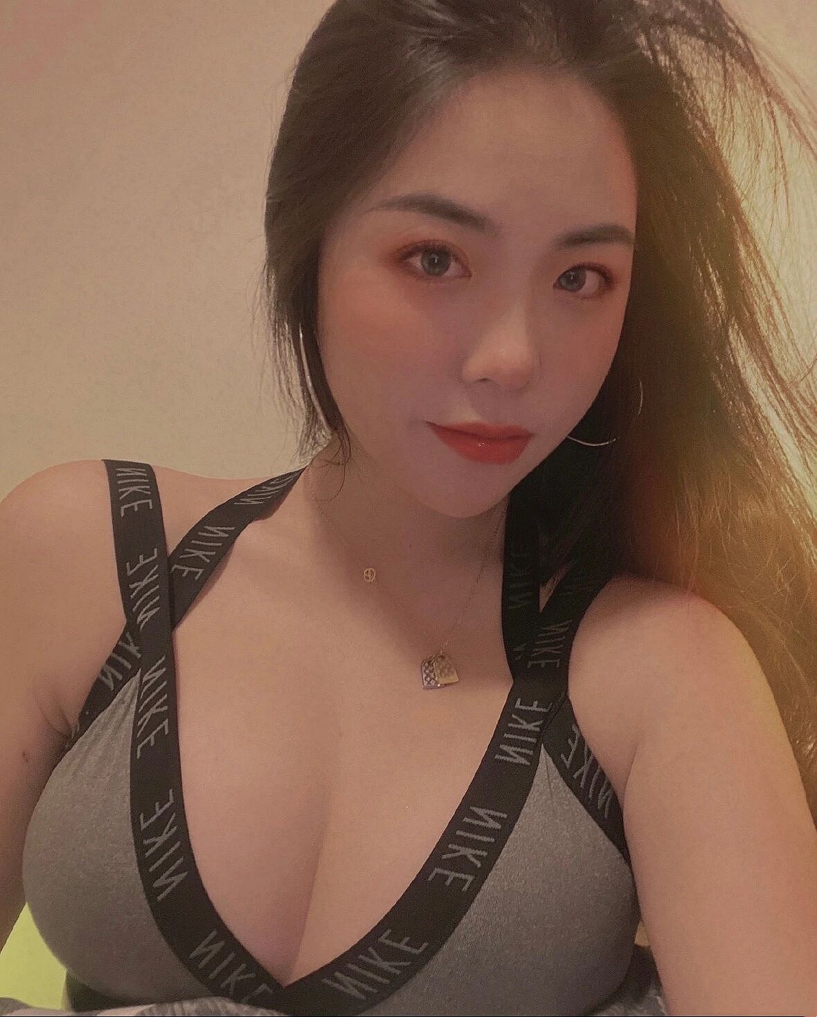 【美女】四川护士脱掉制服，却遭网友炮轰：现在的护士真会玩？（组图） - 4