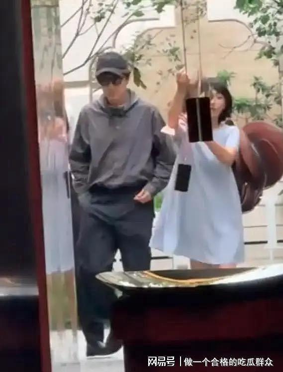 胡歌上海买房被偶遇，头顶秃了一大片，妻子黄曦宁陪同，长相普通（组图） - 5
