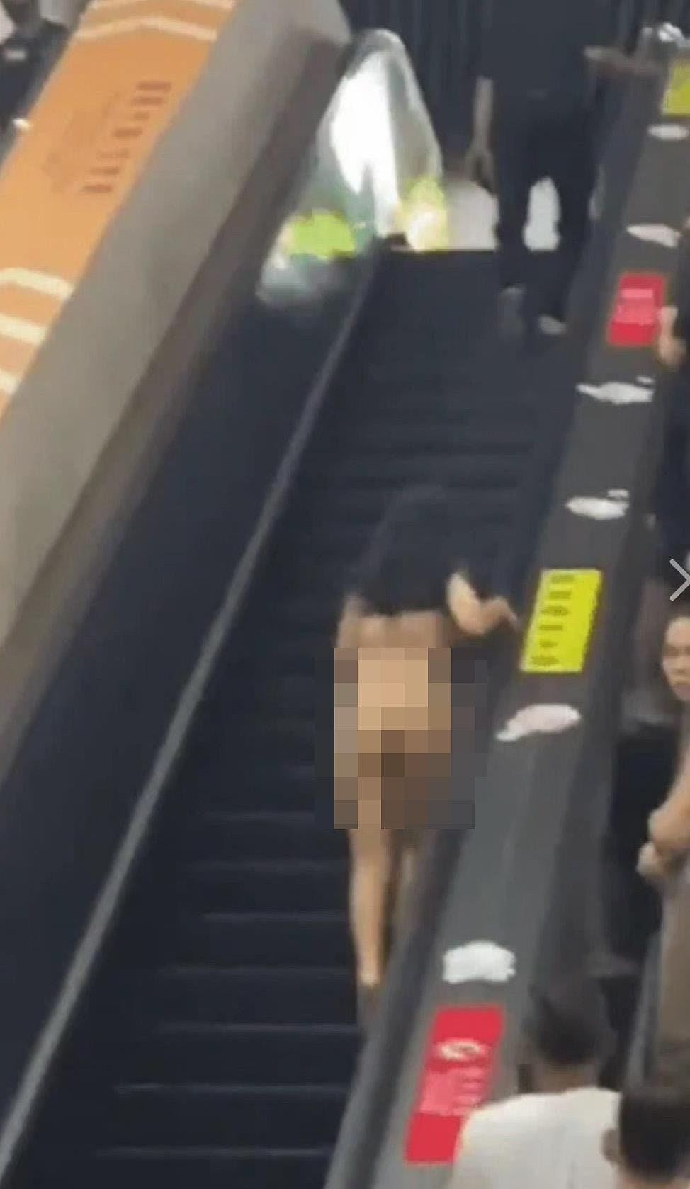 澳门海关惊现“裸女大暴走”！众目睽睽之下全裸狂奔，网民：底裤都输没了？（视频/组图） - 4