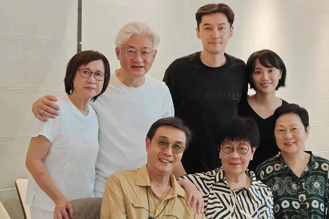 胡歌和老婆看房被偶遇，黄曦宁疑怀第三胎（组图） - 4