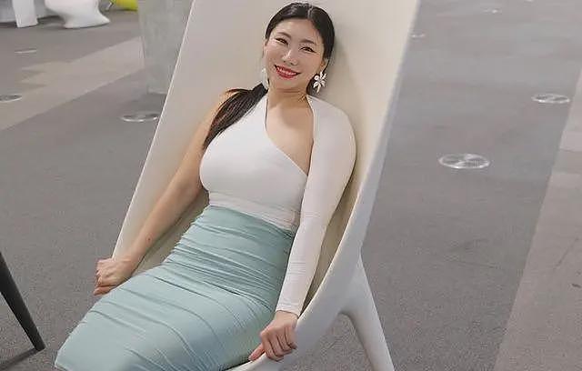 【美女】42岁阿姨撩走25岁肌肉男，闪婚生下双胞胎！健身房爱情也太高燃了（组图） - 5