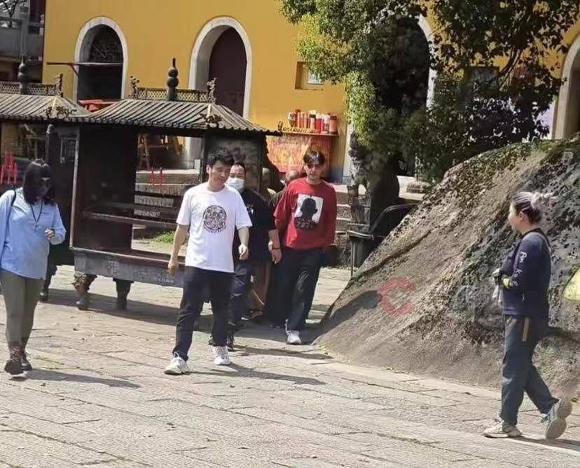 胡歌和老婆看房被偶遇，黄曦宁疑怀第三胎（组图） - 5