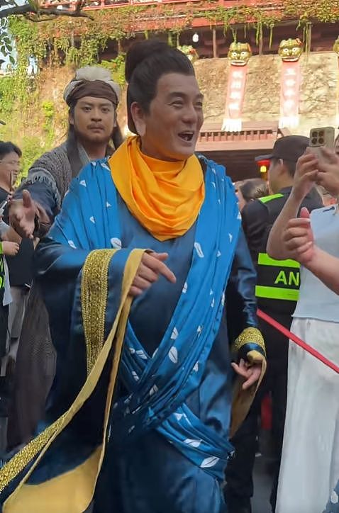 多地景区现香港老牌明星“再就业”：“鸠摩智”玩快闪，江华黎耀祥再扮经典角色（组图） - 2