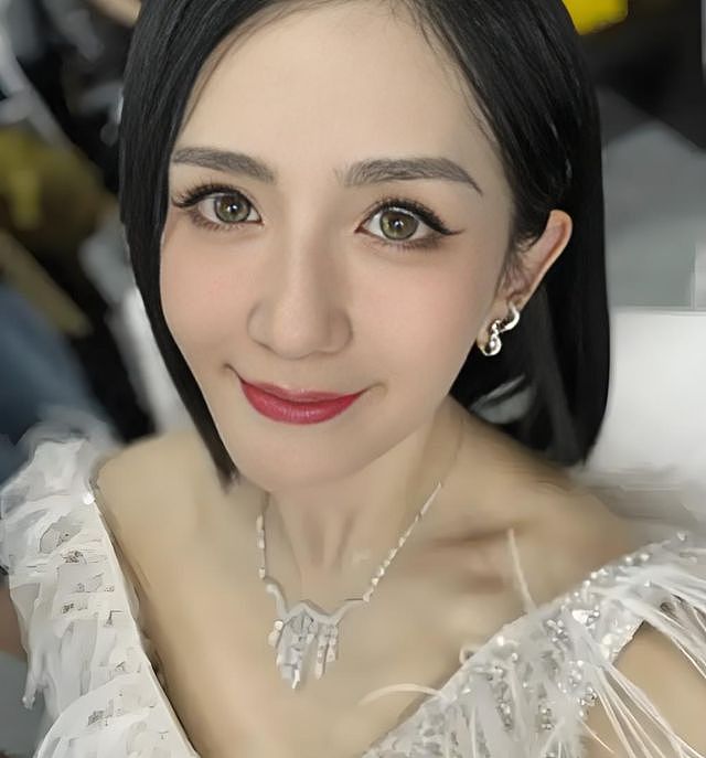 谢娜中秋晚会主持仅1天引争议，网友评论两极化，为何她饱受争议（组图） - 12