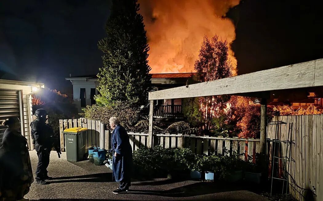 奥克兰西区住宅凌晨爆炸起火！血迹碎玻璃遍地！13岁少女私民宅开30人派对！全线下调！新西兰各大银行房贷利率刷新（组图） - 8