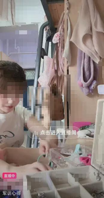 女生军训宿舍直播室友身体隐私！她生活账号被曝看完事情不简单（组图） - 4