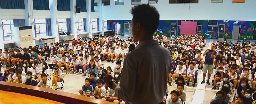 【家庭】男孩在饭店吃饭，发现陌生女子和去世母亲很像，走过去说：我能抱您一下吗（组图） - 6