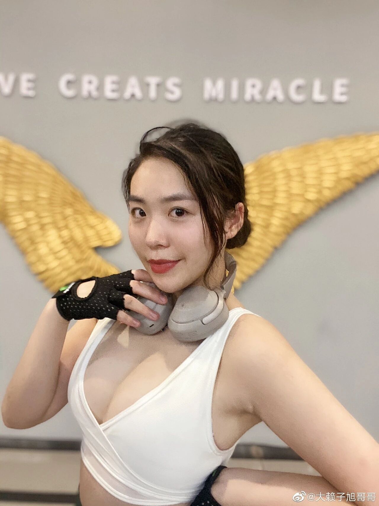 【美女】四川护士脱掉制服，却遭网友炮轰：现在的护士真会玩？（组图） - 9