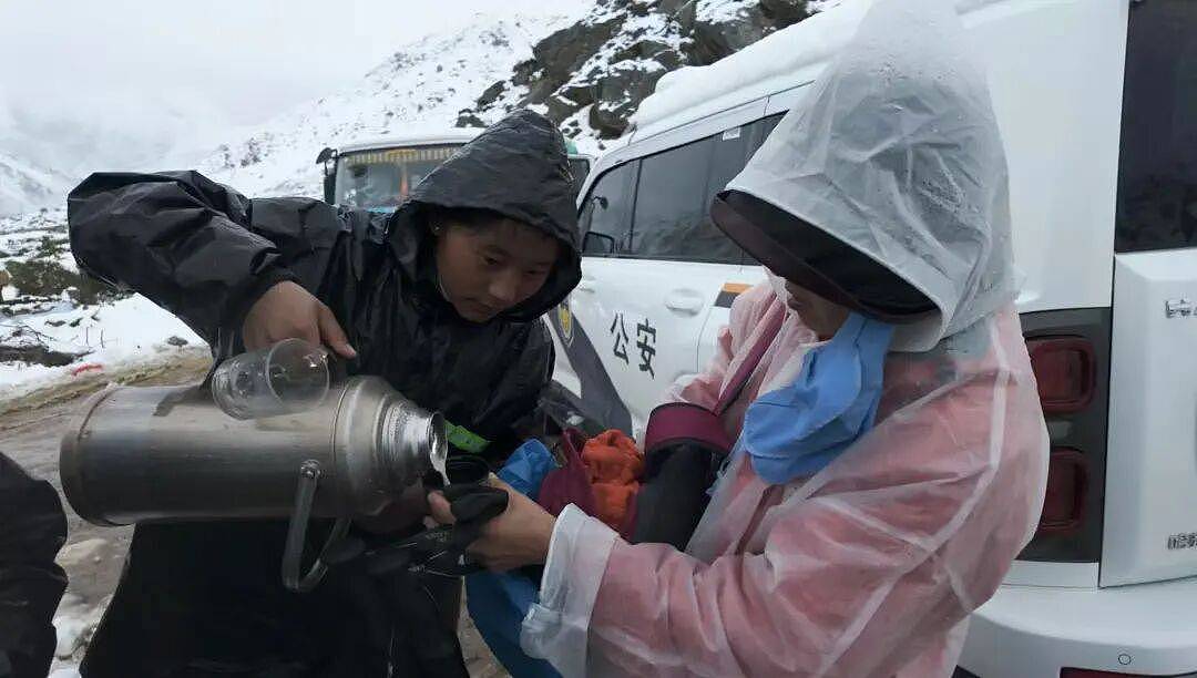 上千人来珠峰逛公园，在暴雪和雷电中度过惊魂一夜（组图） - 6