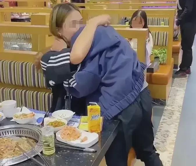 【家庭】男孩在饭店吃饭，发现陌生女子和去世母亲很像，走过去说：我能抱您一下吗（组图） - 1