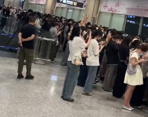 超恐怖!TXT秀彬抵无锡机场,粉丝狂奔如“丧尸进城”画面曝光(视频/组图) - 3