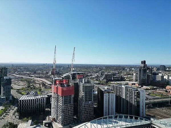 监管放行澳洲上市新平台登场 黄金期货价跃上4000美元大关 黄金投资热潮愈演愈烈 新房审批量环比下降 军工明星股走势暗藏玄机 - 6