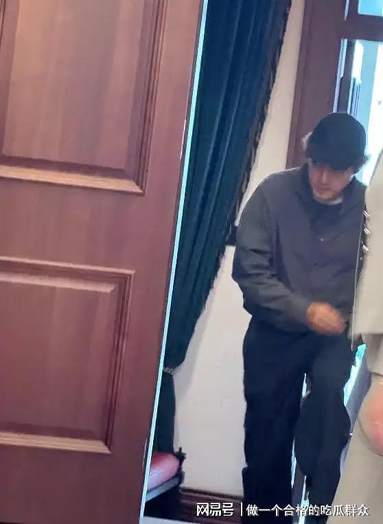 胡歌上海买房被偶遇，头顶秃了一大片，妻子黄曦宁陪同，长相普通（组图） - 6