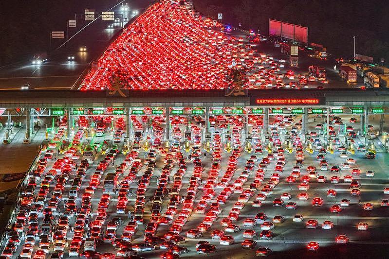 中国最大收费站迎十一返程客，24车道被挤成“星河”（组图） - 1