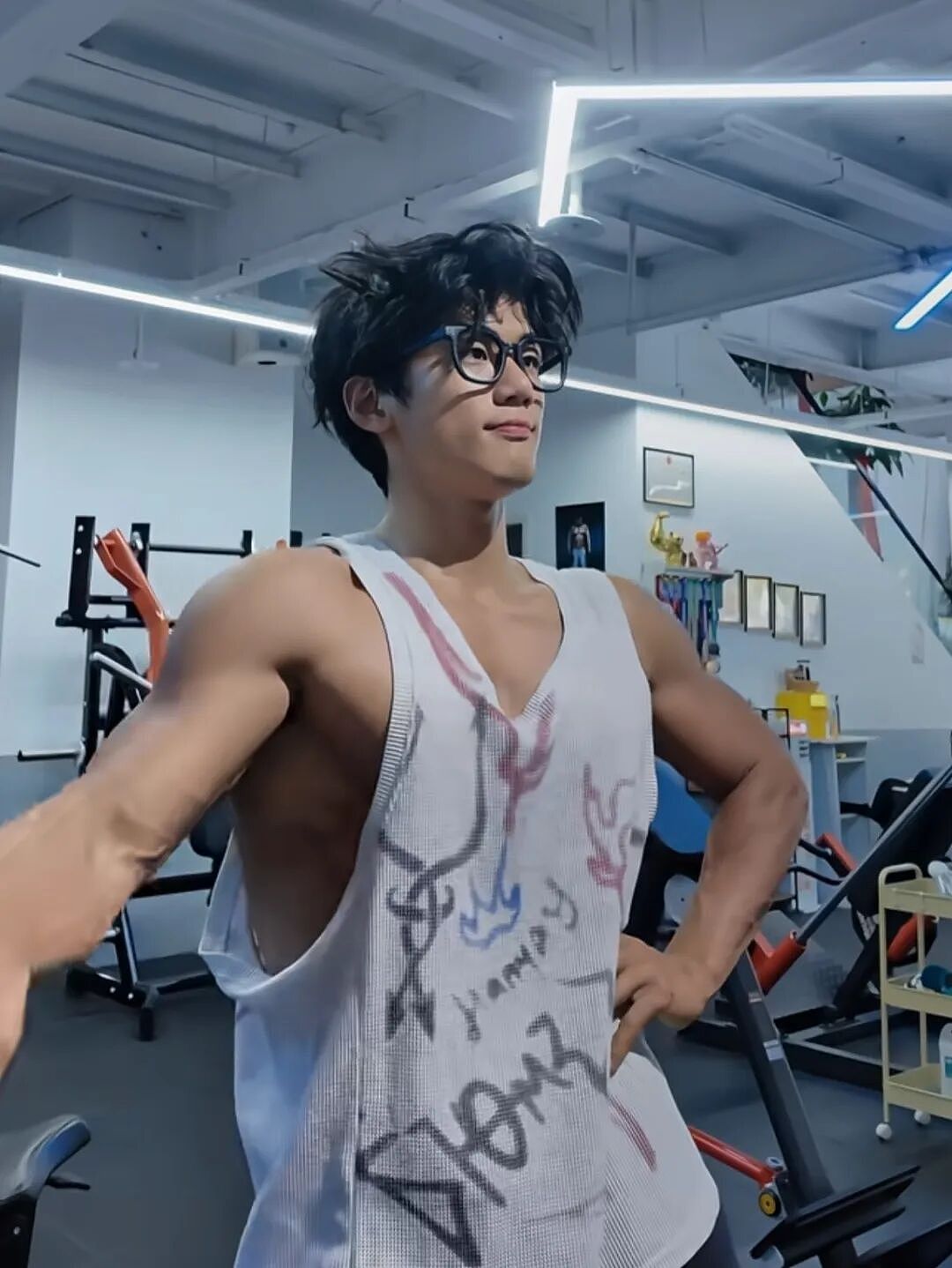 【帅哥】山东185黑皮反差肌肉猛男，可狼可奶，壮硕肌肉性感十足（组图） - 12