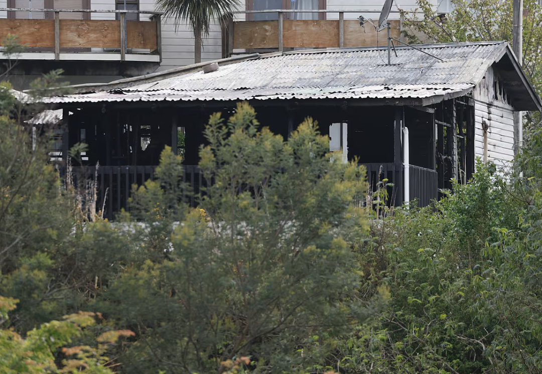 奥克兰西区住宅凌晨爆炸起火！血迹碎玻璃遍地！13岁少女私民宅开30人派对！全线下调！新西兰各大银行房贷利率刷新（组图） - 15