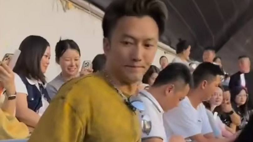 谢霆锋重庆演唱会惊现“分身”，粉丝围堵狂拍！保安大喊：假的（组图） - 1