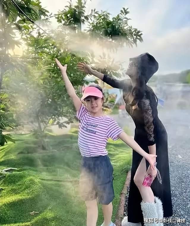 章子怡带女儿现身阿那亚，双手叉腰尽显豪迈（组图） - 2