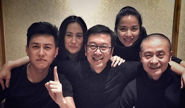 靳东妻子时隔1年晒照,48岁李佳有些白发但皮肤好,素颜很显年轻(组图) - 9
