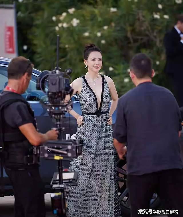 章子怡带女儿现身阿那亚，双手叉腰尽显豪迈（组图） - 11
