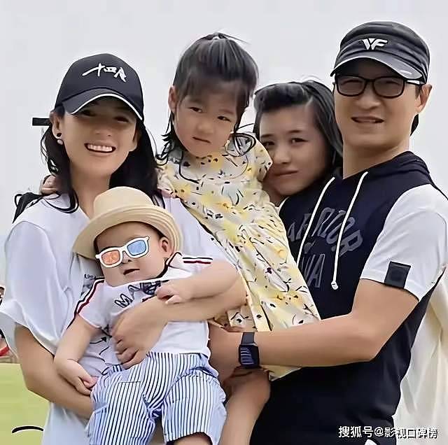 章子怡带女儿现身阿那亚，双手叉腰尽显豪迈（组图） - 5
