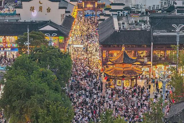 中国十一黄金周消费增2.7%，旅游业兴旺电影业萎缩（组图） - 2