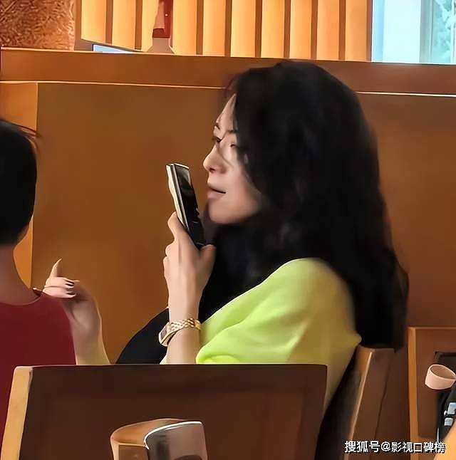 章子怡带女儿现身阿那亚，双手叉腰尽显豪迈（组图） - 8