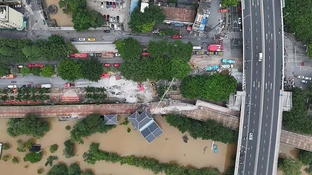 广西南宁北大桥瞬间地陷画面曝！1300多人连夜抢修（视频/组图） - 2