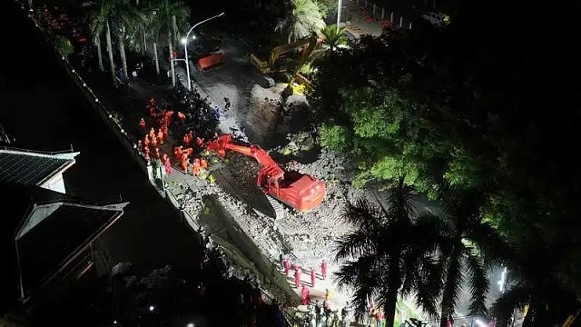 广西南宁北大桥瞬间地陷画面曝！1300多人连夜抢修（视频/组图） - 1