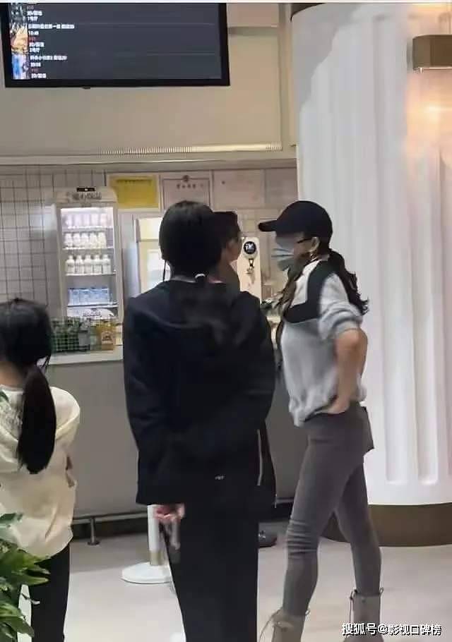 章子怡带女儿现身阿那亚，双手叉腰尽显豪迈（组图） - 1